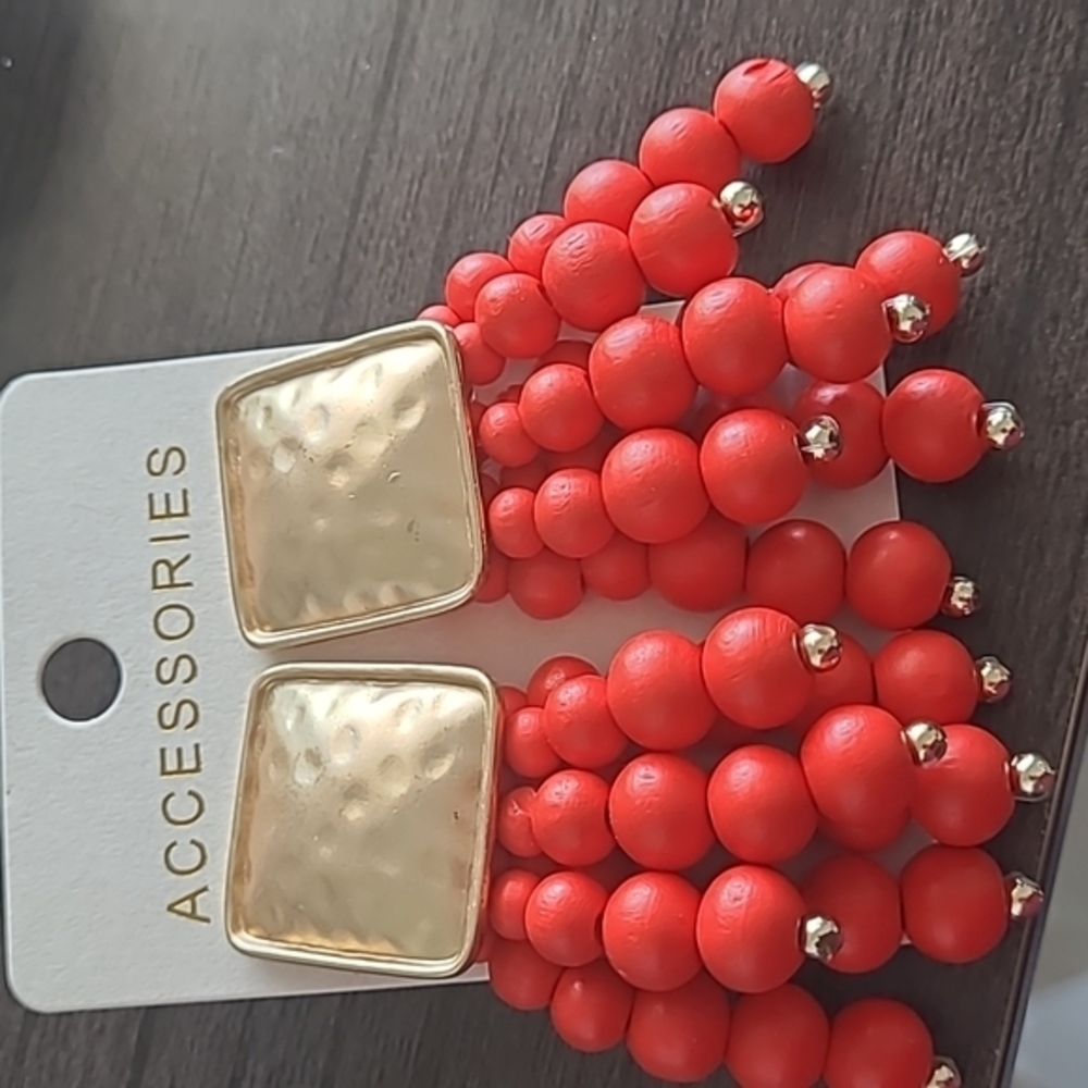 Red bearded earrings - Picture 2 of 8